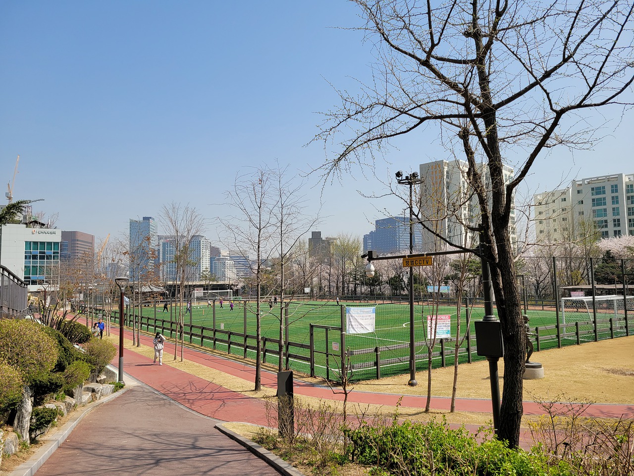 上展现出非